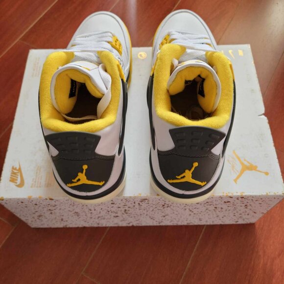 Womens Jordan 4 Retro - Vivid Sulfur - Picture 5 of 7
